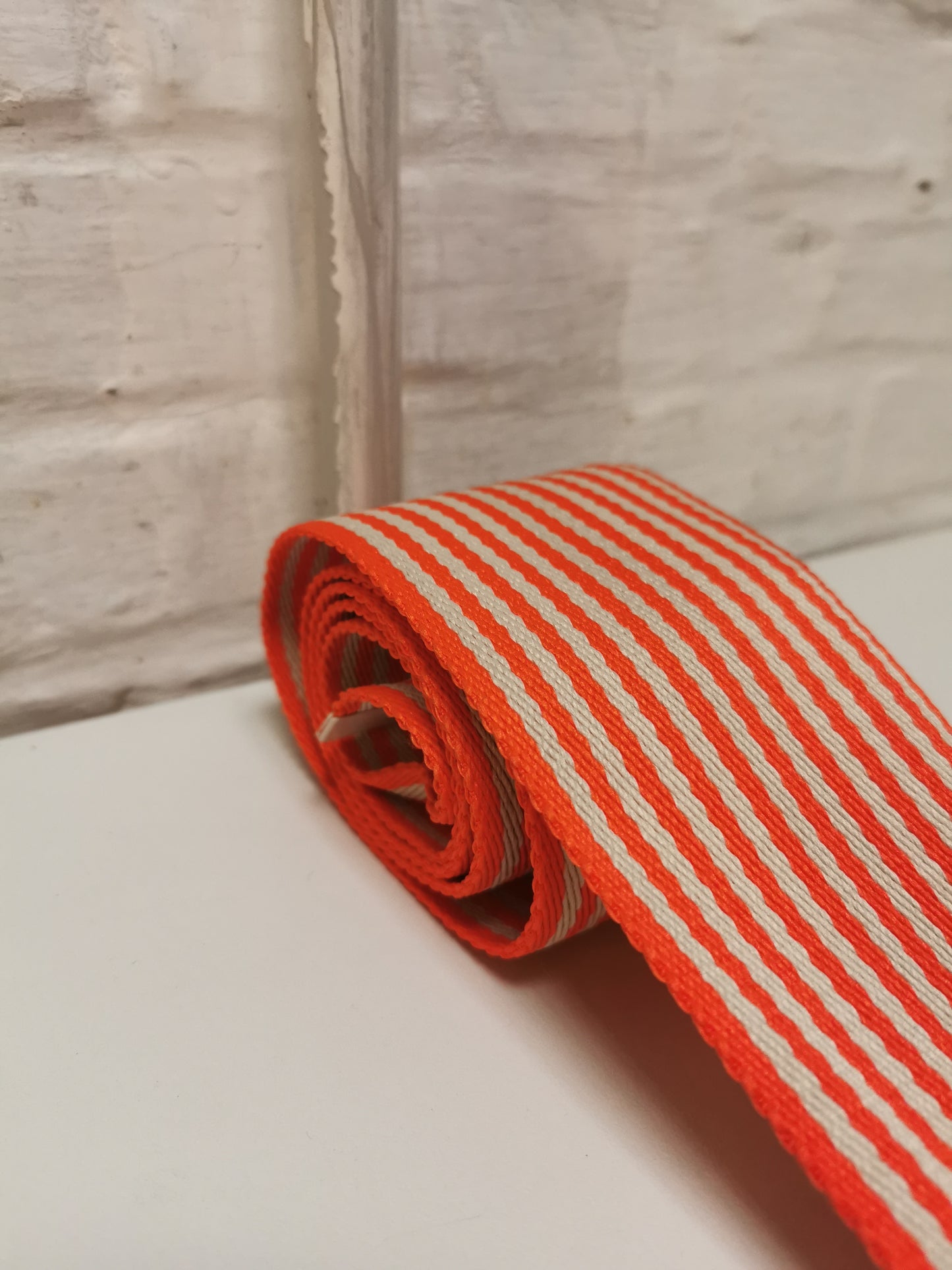 Essentiel riem gestreept oranje/wit