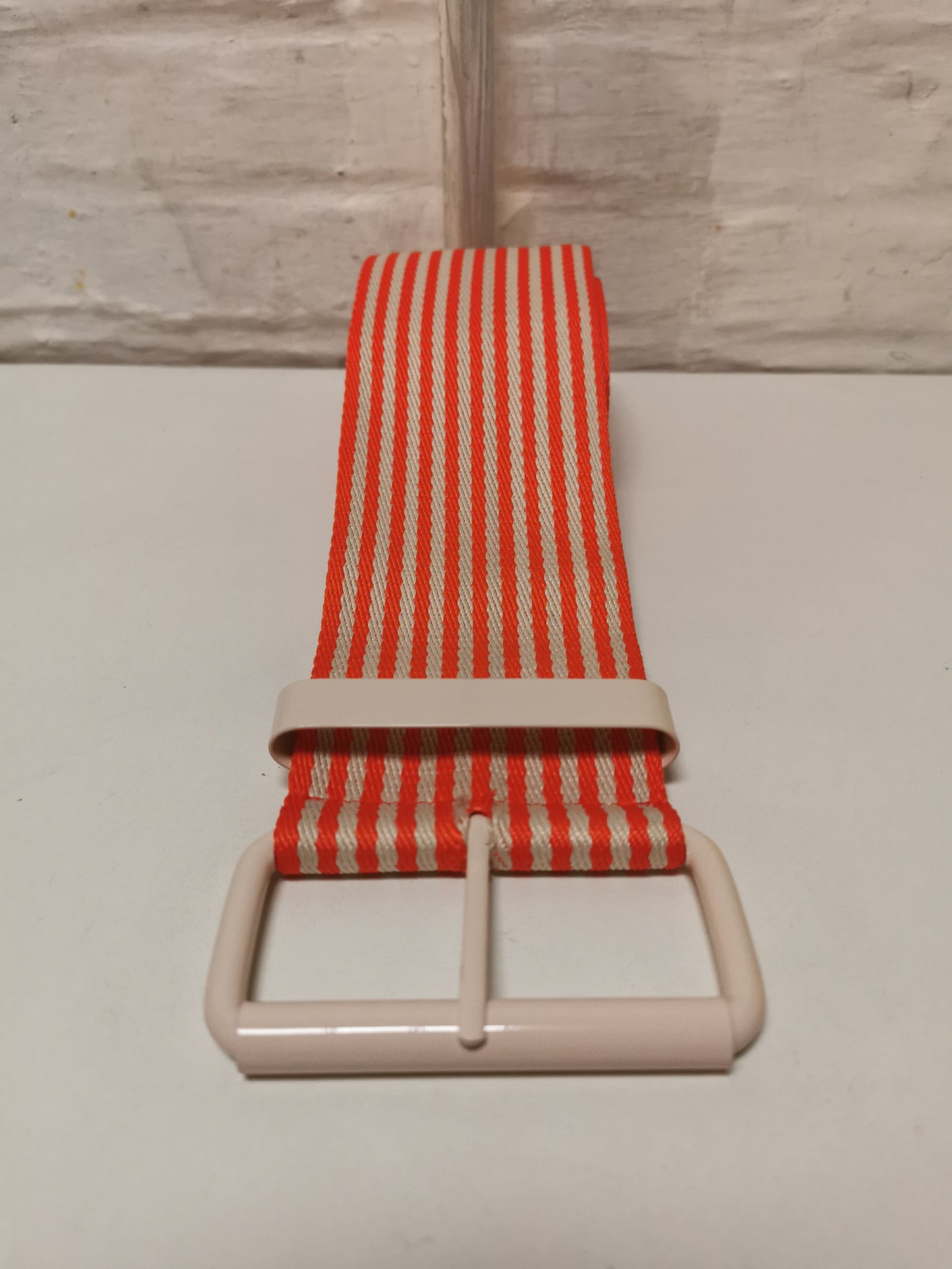 Essentiel riem gestreept oranje/wit