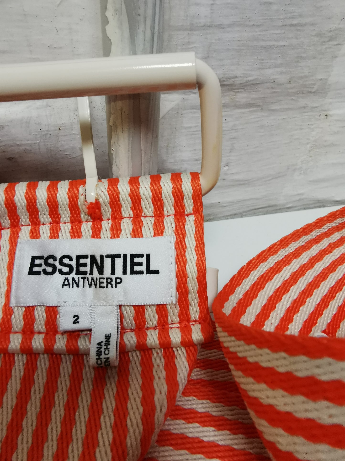 Essentiel riem gestreept oranje/wit