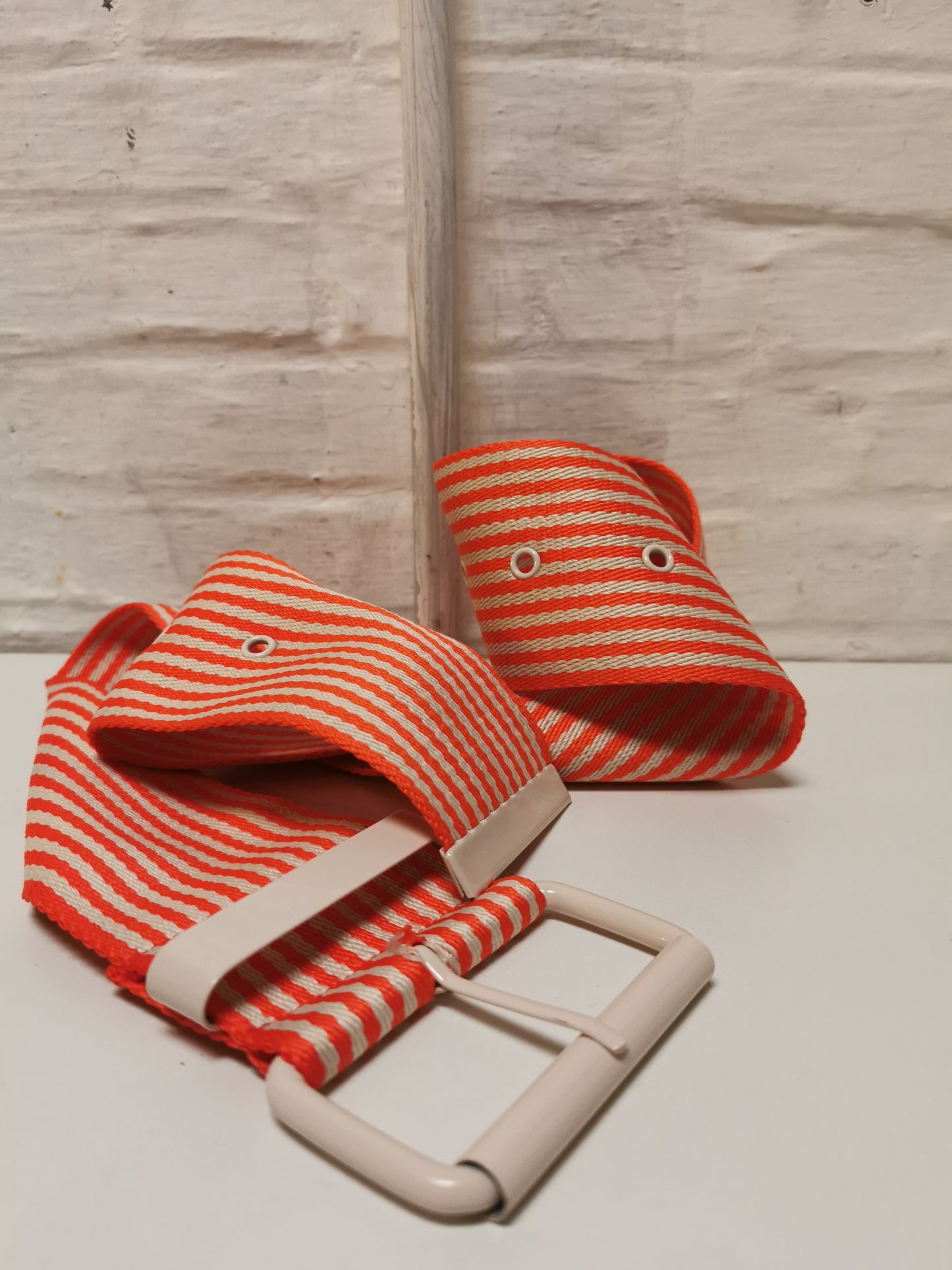 Essentiel riem gestreept oranje/wit