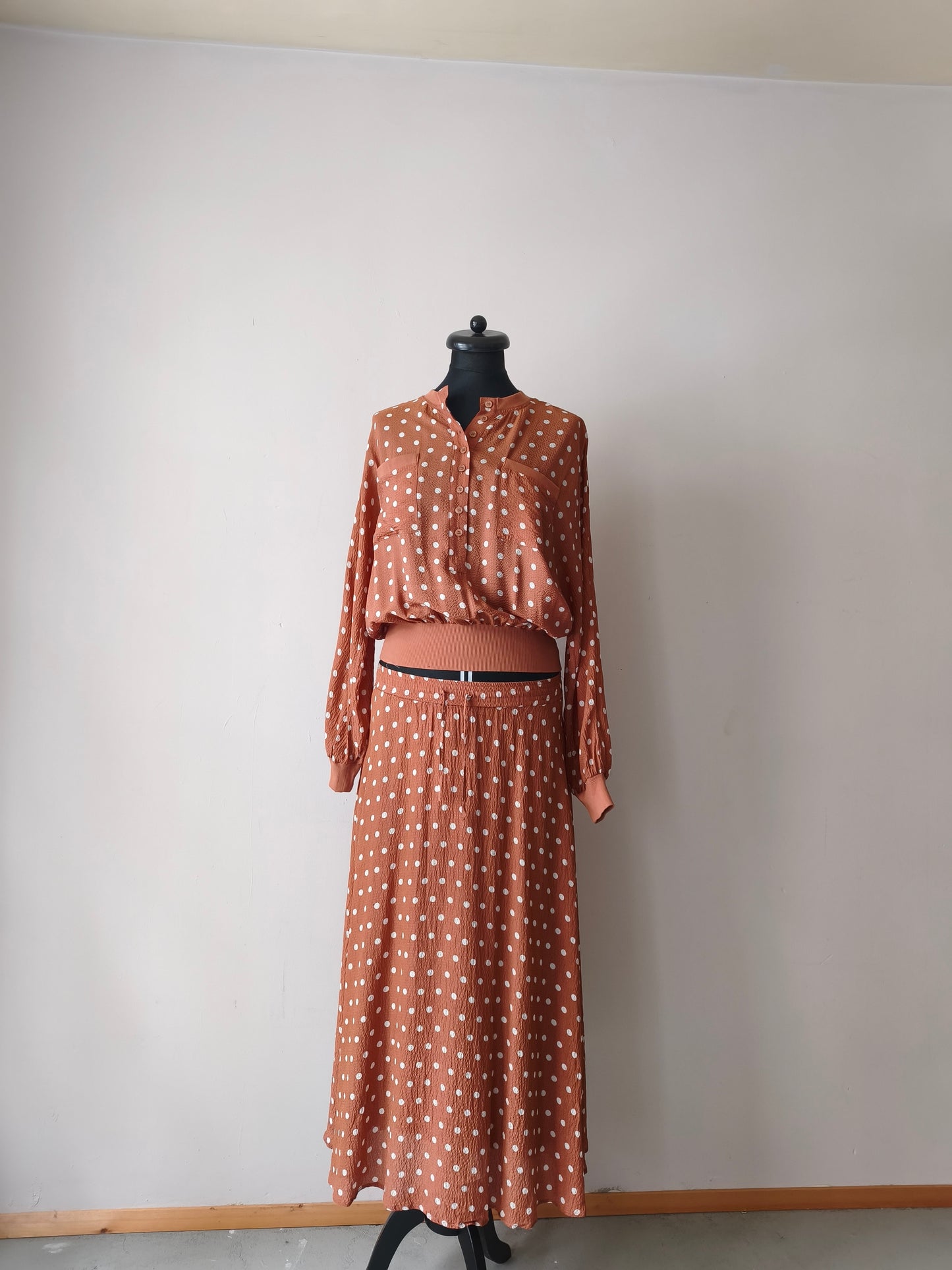 Essentiel rok camel polkadots