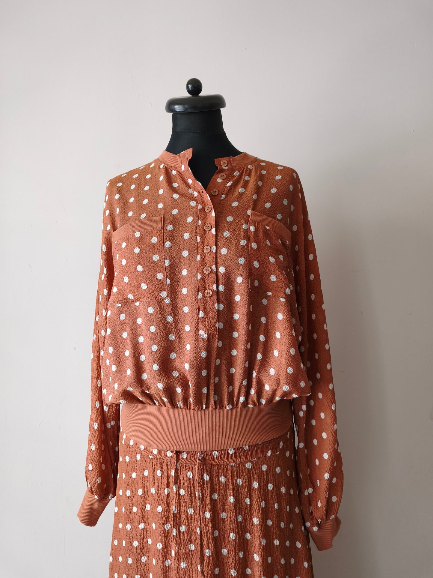 Essentiel blouse camel polkadots
