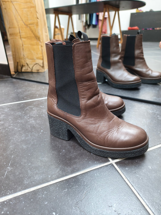 Anonymous boots