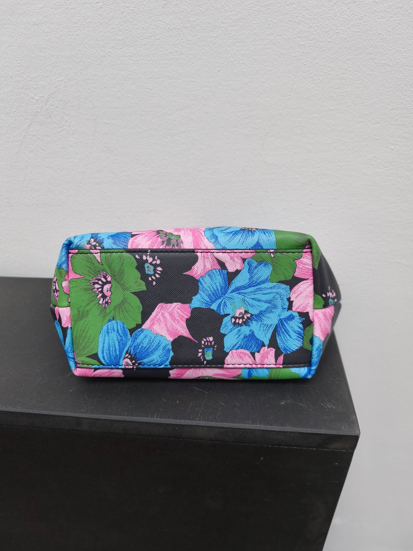 Essentiel wristlet