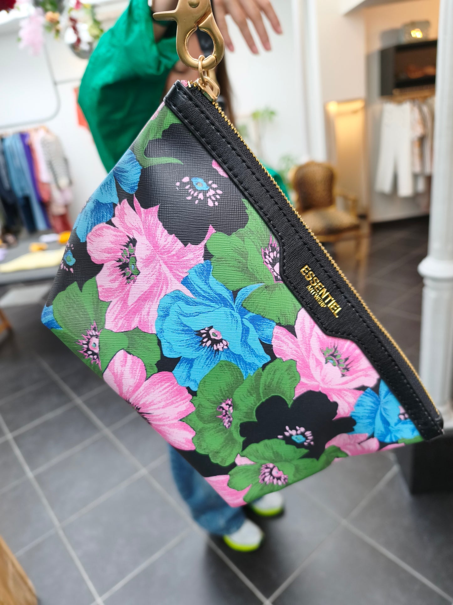 Essentiel wristlet