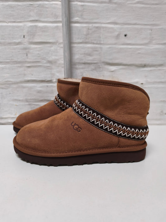 UGG classic mini crescent