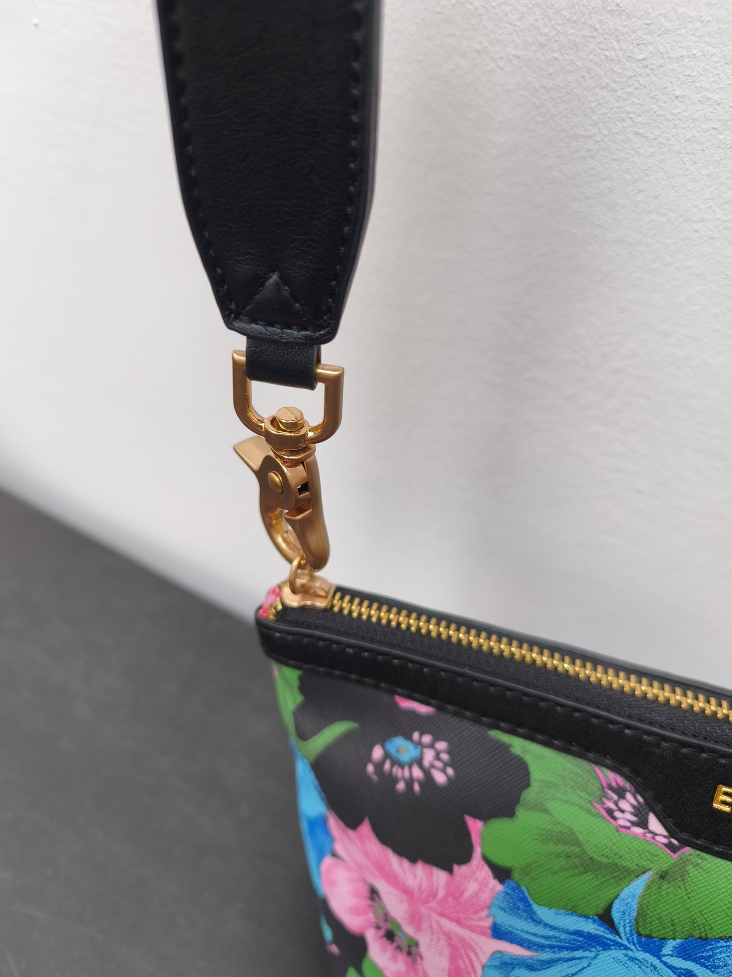 Essentiel wristlet