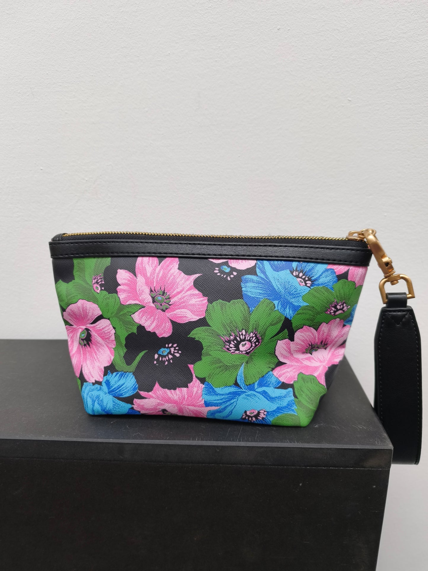 Essentiel wristlet