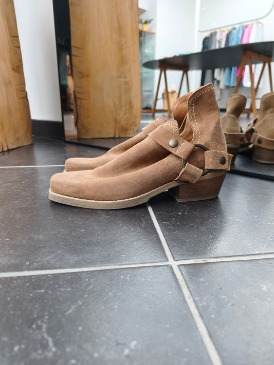 Pavement boots