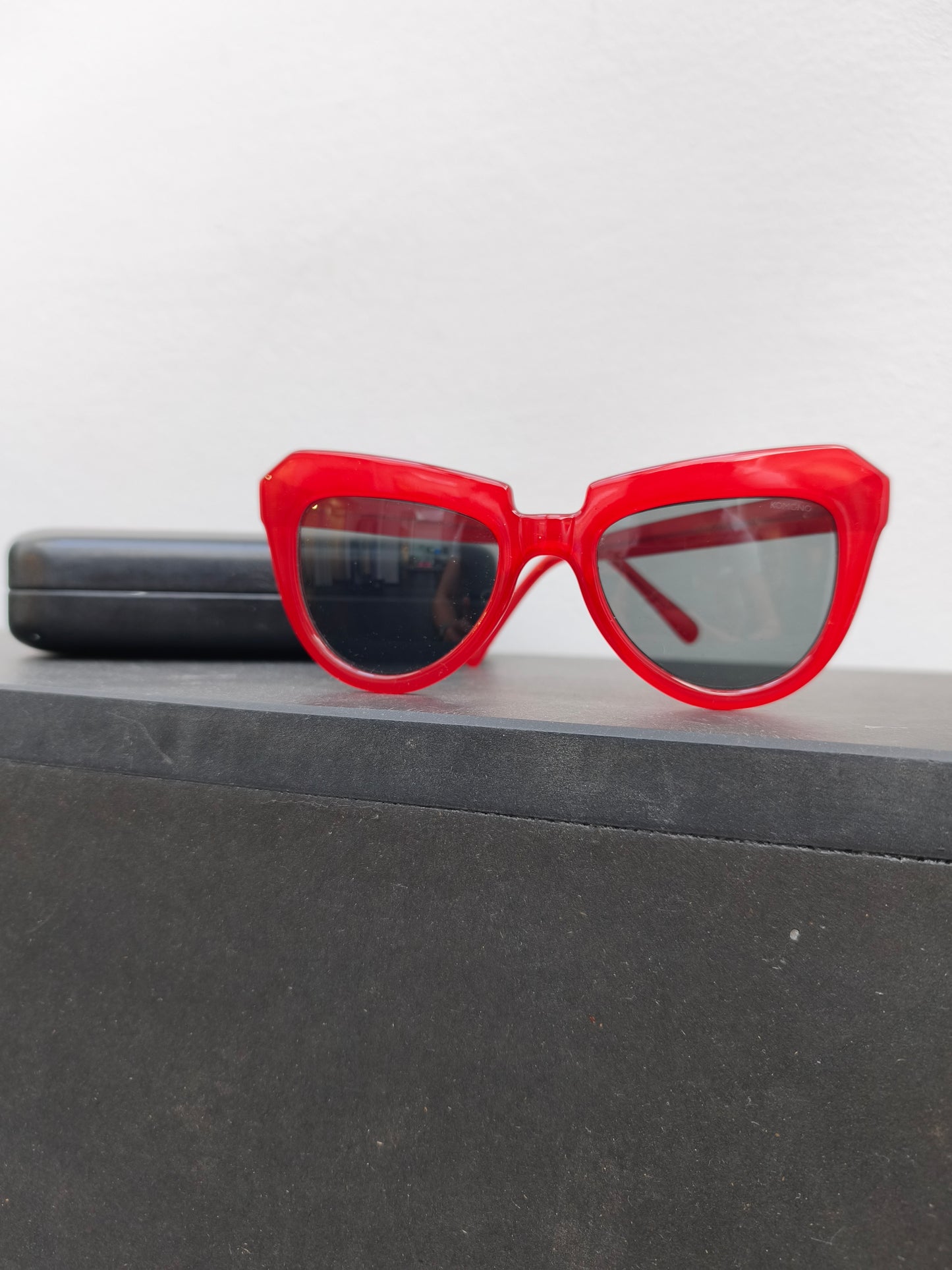 Komono zonnebril The Stella rood
