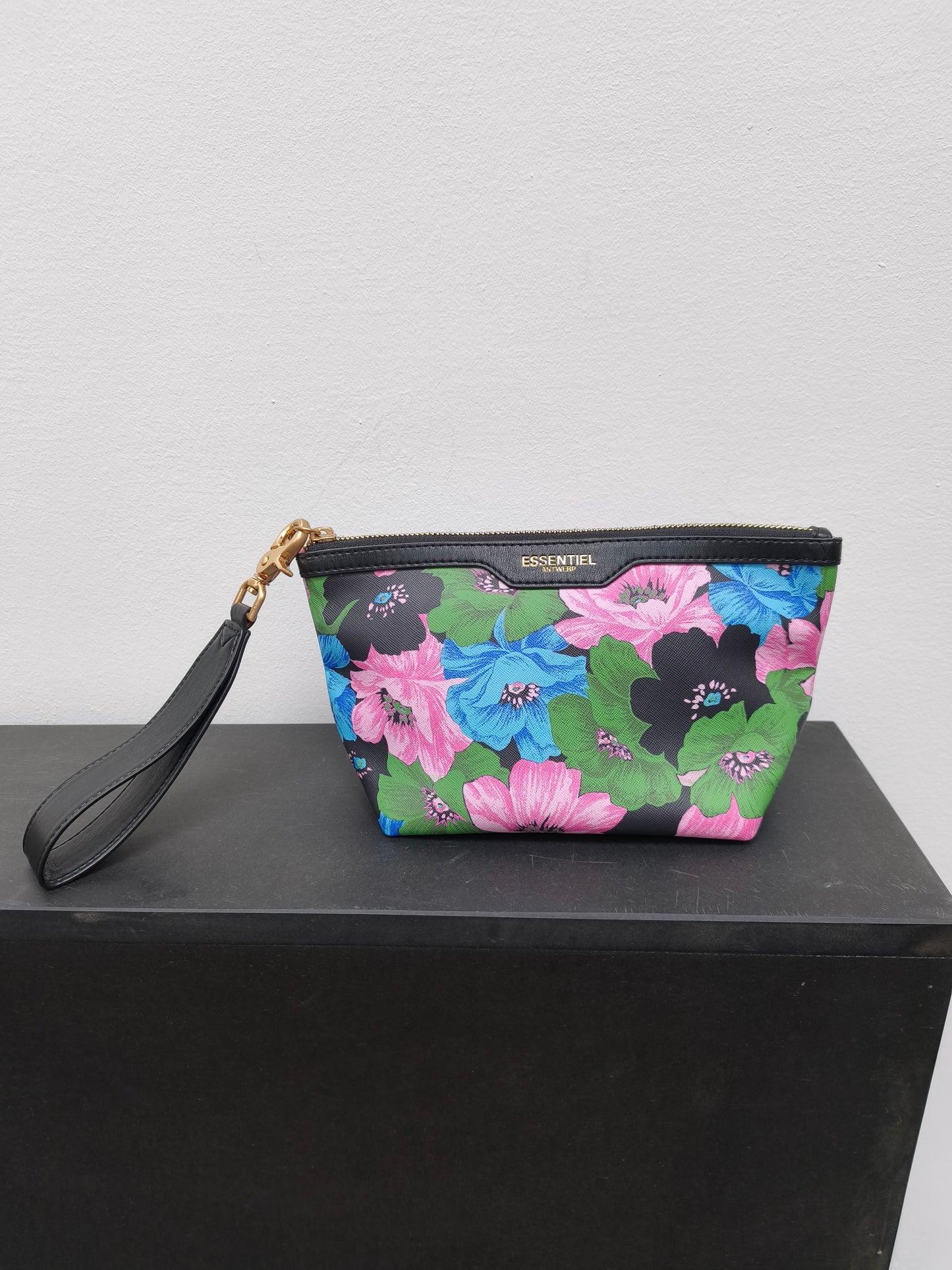 Essentiel wristlet