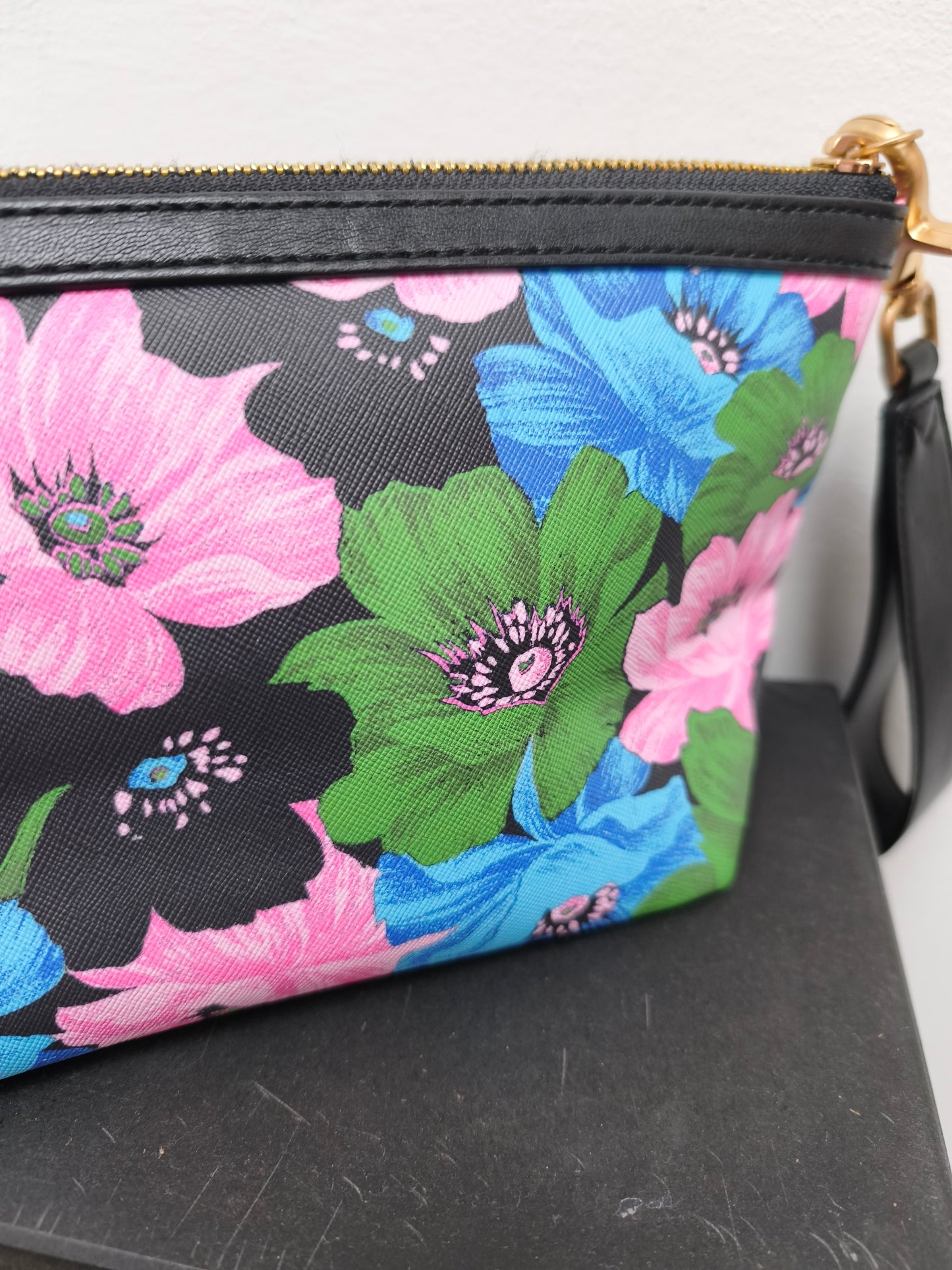 Essentiel wristlet
